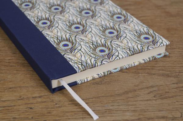 Skizzenbuch fester Einband mit Pfauenfedermotiv,blau und gold, blauer Rücken, Leinen oder Samt